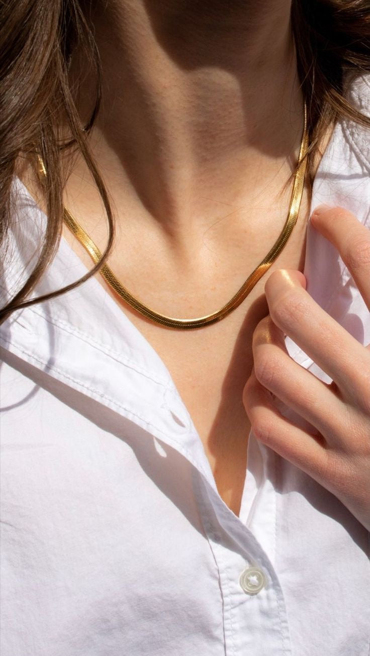 Golden curve necklace