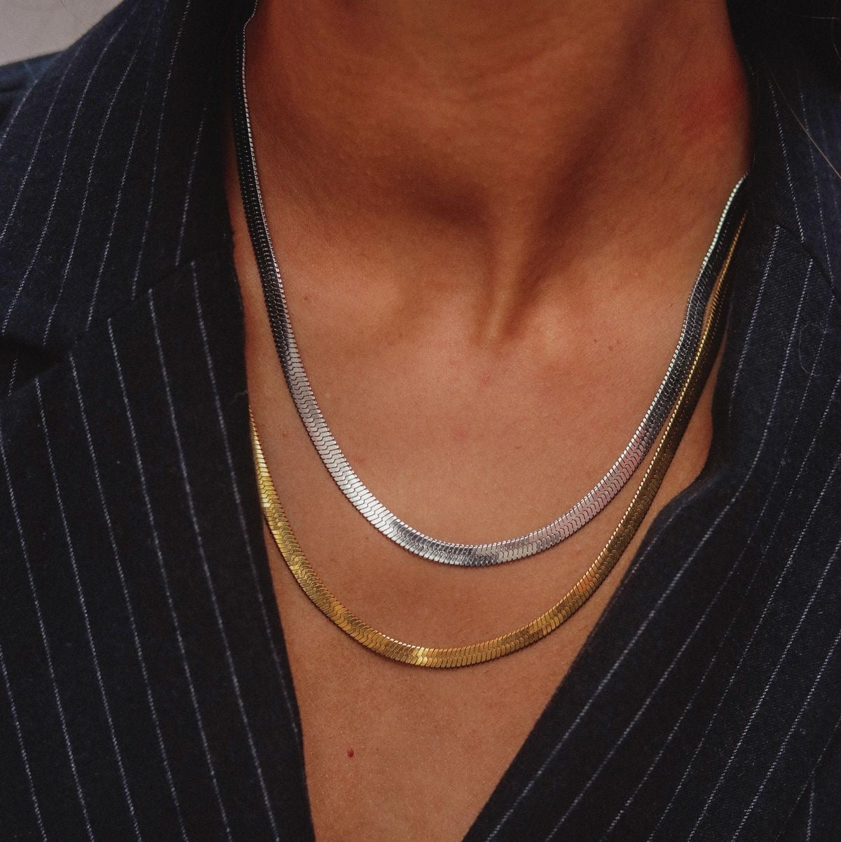 Golden curve necklace