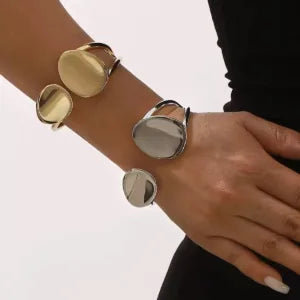 Silver bracelet bungle